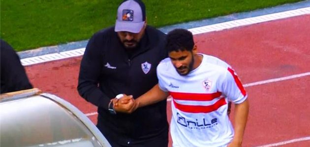 فيديو |  عبد الله جمعة يغادر مباراة الزمالك والمصري مصابًا